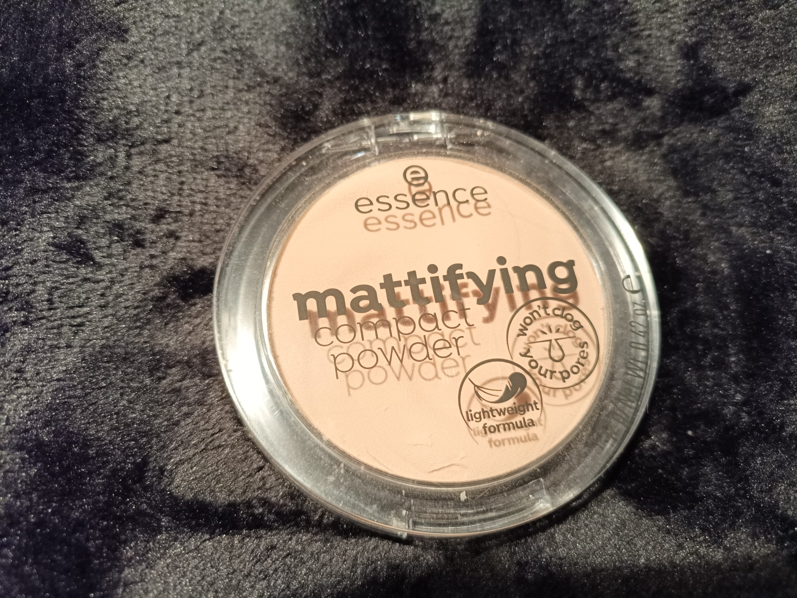 Mattierendes Gesichtspuder – das essence cosmetics mattifying compact powder