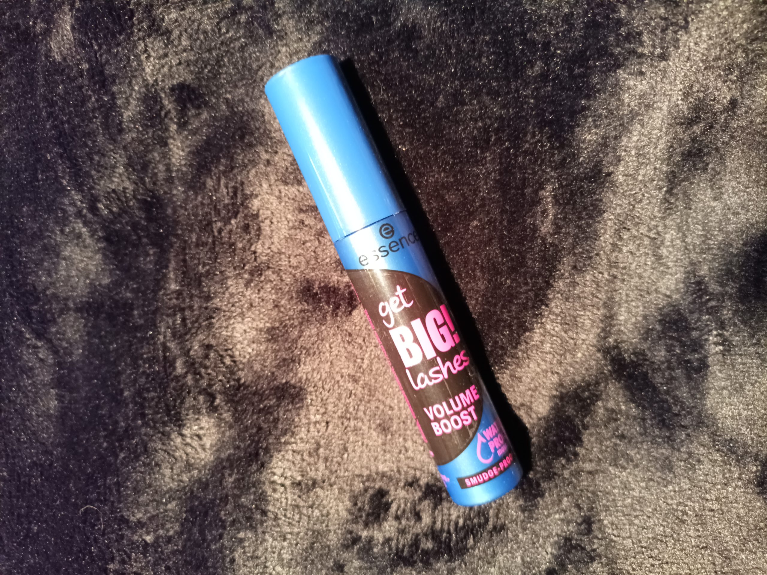 Wasserfeste mega-Volumen Wimperntusche – das essence get BIG! lashes VOLUME BOOST WATERPROOF mascara